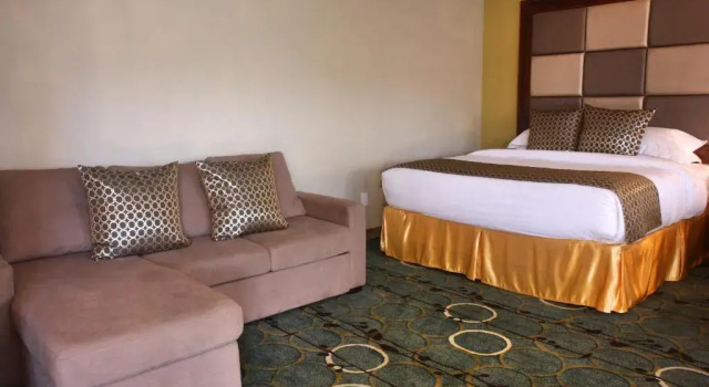 Семейный люкс Gateway Inn and Suites