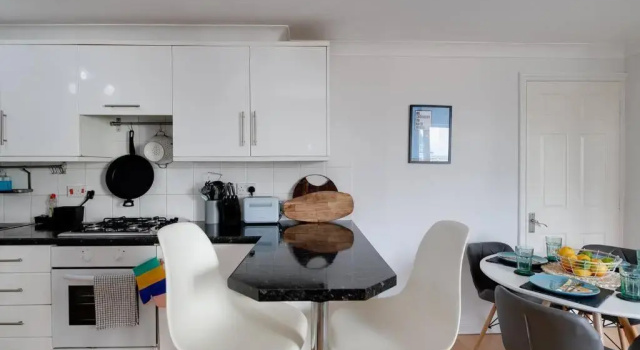 Cosy, nautical 2 bed, 5 mins stroll to Seafront