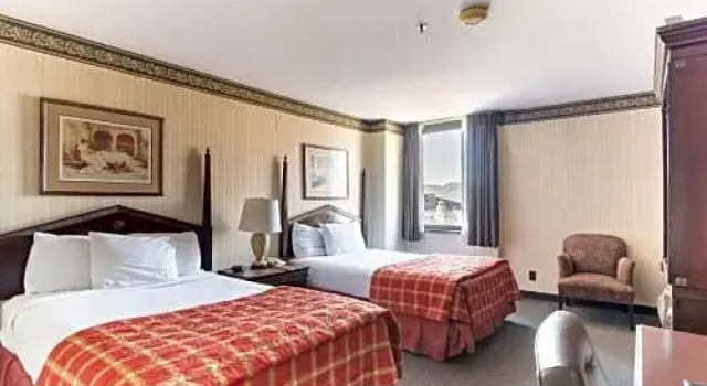 Четырёхместный номер Deluxe The Mclure Hotel & Conference Center