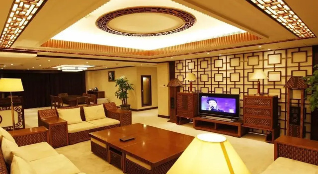 Guizhou Ethnic Hotel - Guiyang, Забронировать Отель Отели Гуйян с парковкой, рядом с Modern Capital, Парковка