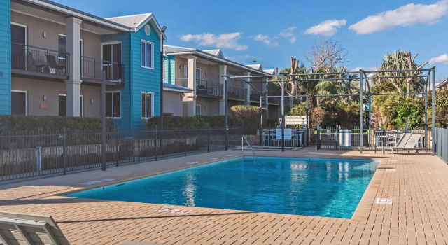 Waters Edge Apartment with Jetty, Book Apartment Halls Head Western Australia