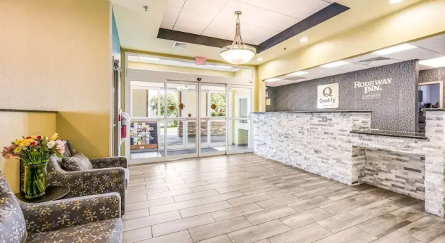 Days Inn by Wyndham Poughkeepsie, Buchen Sie Hotel Hotels in New York State mit Pool, Schwimmbad