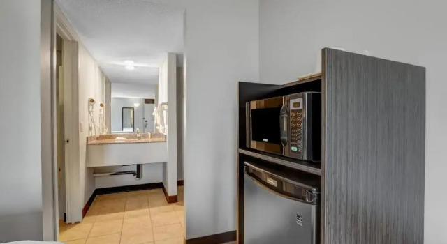 Двухместный номер Standard с балконом и с красивым видом из окна Motel 6 Brooks AB