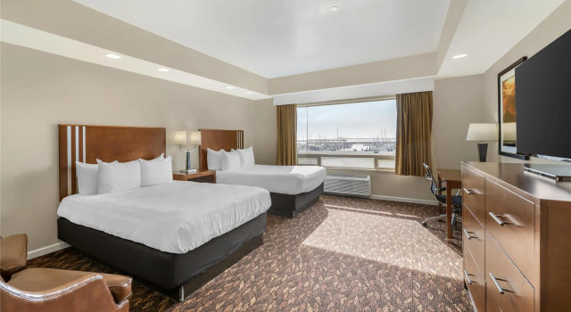 Четырёхместный номер Standard с частичным видом Best Western Plus Northwoods Inn