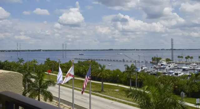 Люкс с балконом и с видом на гавань Four Points by Sheraton Punta Gorda Harborside
