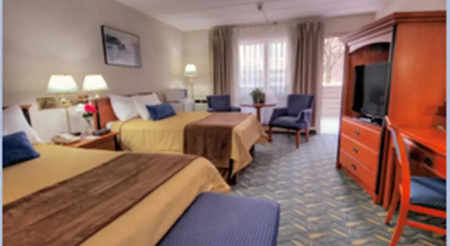 Четырёхместный номер Standard Travelodge by Wyndham Niagara Falls At the Falls