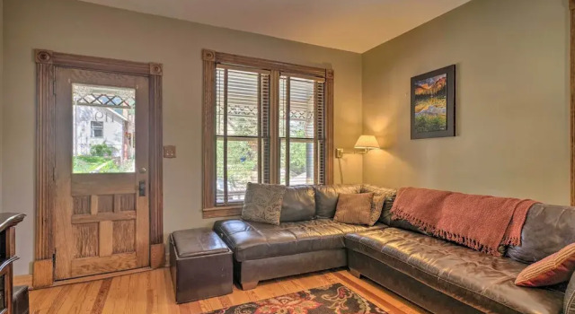 Historic Manitou Springs Victorian: Walk Downtown!
