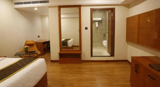 Hotel Leroy Grand, Rezerwuj Hotel Hotele w Bangalore z parkingiem, Parking
