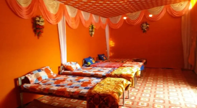 Кровать в общем номере Krishna Kumbh Cottage