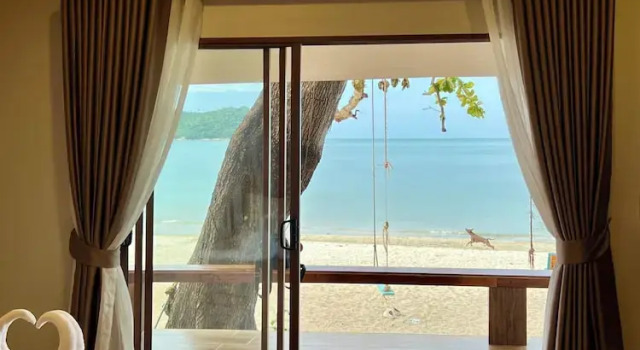 Трёхместный семейный номер Standard с балконом и с видом на море Pens Bungalow Koh Phangan