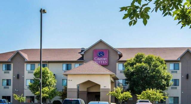 Четырёхместный люкс Deluxe Comfort Suites Omaha East-Council Bluffs