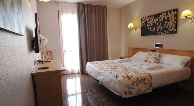 Hotel Restaurante la Imperial, Book Hotel Hotels in Aragon with Parking, Parking