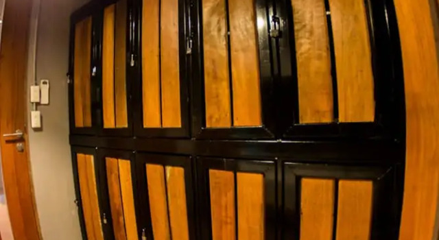 Кровать в общем номере с балконом In a Box Hostel
