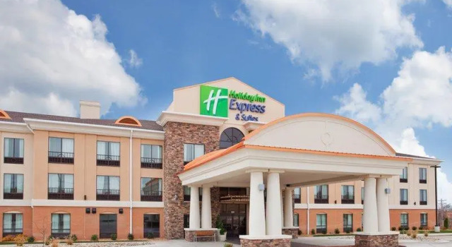 Люкс Holiday Inn Express Hotel and Suites Saint Robert by IHG