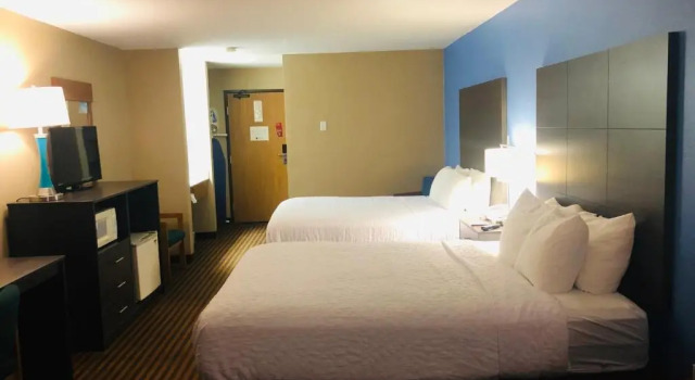Четырёхместный номер Deluxe AmericInn by Wyndham Columbus Wisconsin
