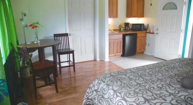 Hale Moana Bed & Breakfast, Rezervovat Hotel Leilani Estates Spojené státy americké