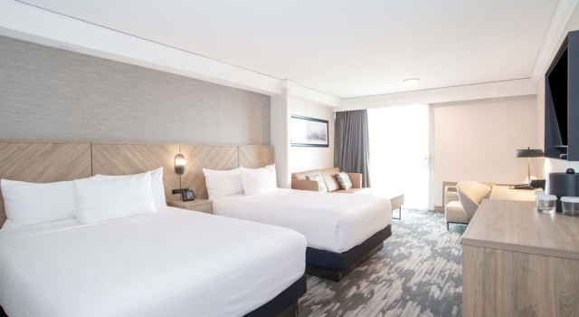 Номер Grand Sandman Signature Toronto Airport Hotel