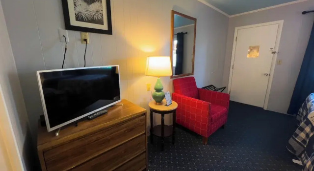 Четырёхместный номер Standard Цокольный этаж с видом на бассейн American Boutique Inn - Lakeview