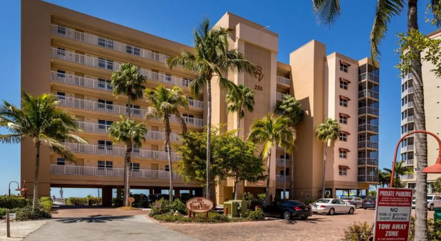 Estero Island Beach Villas 204, Sleeps 8, 2 Bedrooms, Gulf Front, Heated Pool