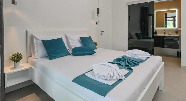 Villa Petra with Private pool, Book Villa Hotels in Mandre with Parking, Parking
