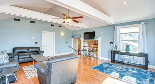 Waterfront Home w/ Dock & Yard in Hampton!, Book Feriehus Sommerhuse i Hampton, Hytte
