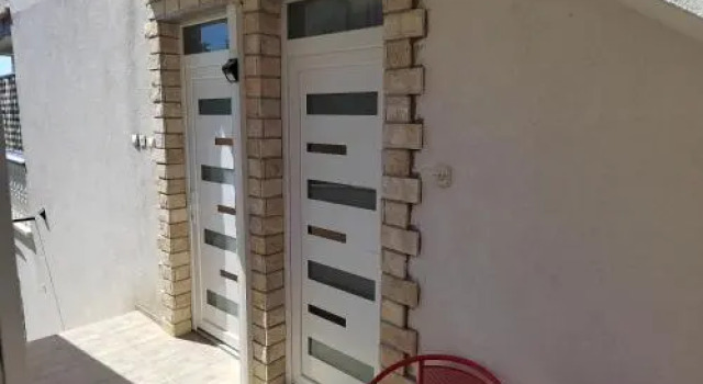 Apartments Mali Mate, Забронировать Апартаменты/квартира Отели Трибунь с парковкой, рядом с Пристань для яхт Трибуни, Парковка