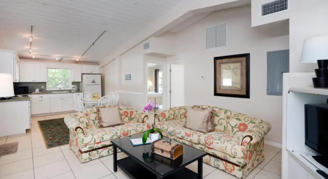 Коттедж с 3 комнатами Pines & Palms Resort