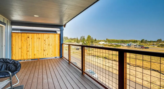 Апартаменты Beautiful Water Views: Coastal Oregon Townhome!