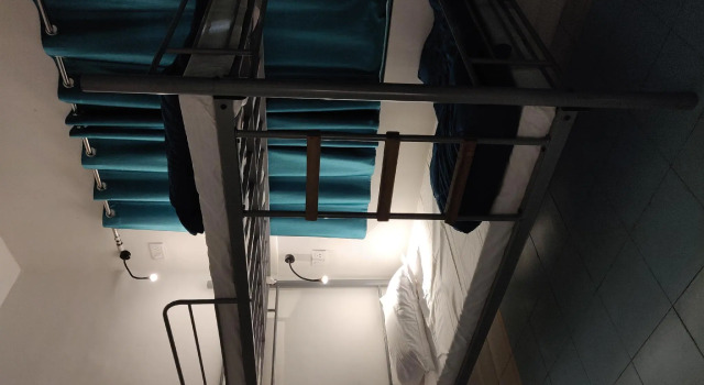 Кровать в общем номере Joeys Hostel Agra - 200m from Taj Mahal