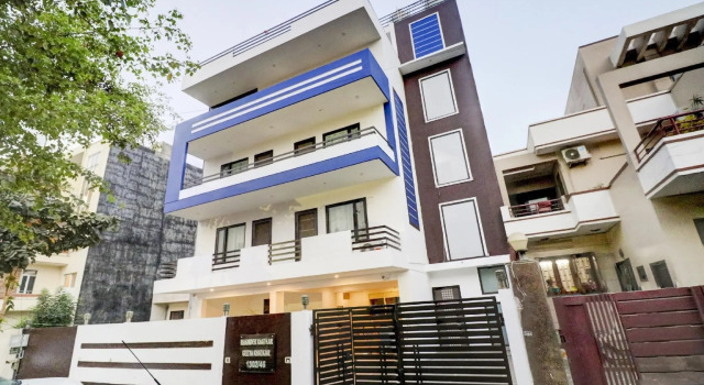 OYO 79248 Hotel Rising Stay, Забронировать Отель Гургаон 