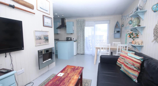 17H Medmerry Park 2 Bedroom Chalet, Забронировать Шале Отели Исторического графства Суссекса 4 звезды, 4*