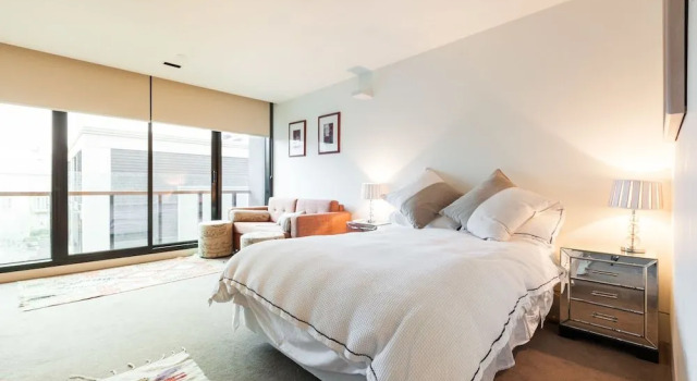 CELESTE, 1BDR East Melbourne Apartment, Забронировать Апартаменты/квартира Отели Мельбурна с парковкой, рядом с The Butterfly Club, Парковка