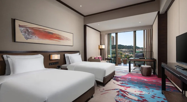 Четырёхместный номер Premium с балконом Crowne Plaza Chongqing New North Zone by IHG