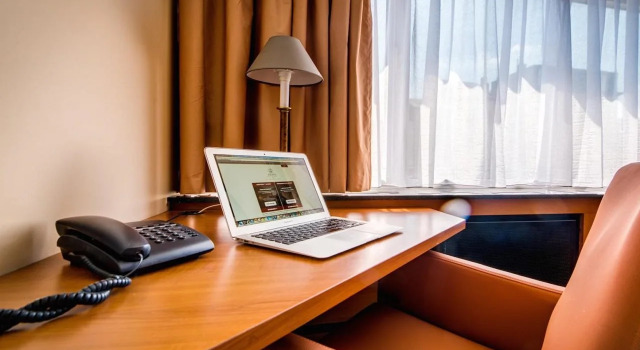 Arass Hotel Antwerp, Rezerwuj Hotel Hotele w Bruksela z parkingiem, Parking