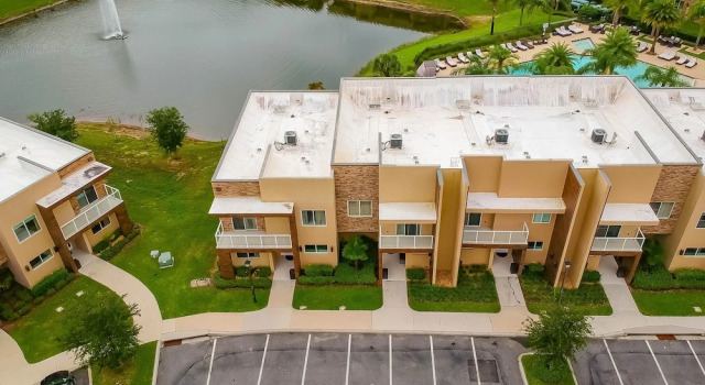 Коттедж с балконом Beautiful Townhome Overlooking The Lake And The Pool