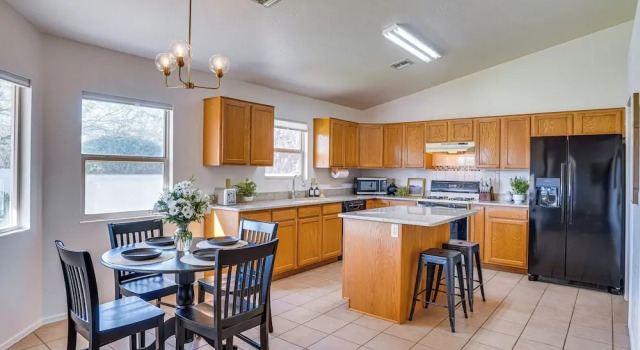 Коттедж Thatcher Home w/ Fenced Backyard: 3 Mi to Downtown