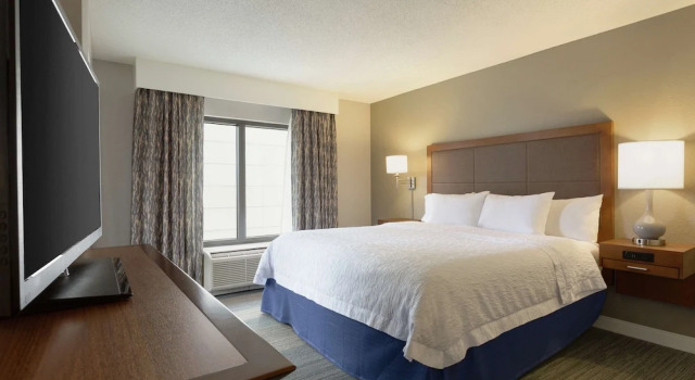 Двухместный люкс с балконом Hampton Inn & Suites Nashville-Downtown