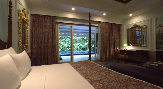 Люкс Deluxe с балконом Mayfair Oasis Resort & Convention