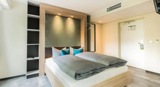 Hotel DH -Deutsches Haus, Забронировать Отель Отели Эмден с парковкой, рядом с Восточно-фризский музей земель в Эмдене, Парковка