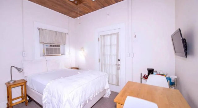 Dragonfly Cottage 1 of 5 listings downtown, Book Feriehus Hoteller i Alpine med parkering, Parkering