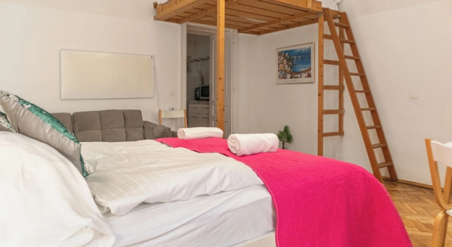 Affordable 1BR Flat for 5 Near Belvedere