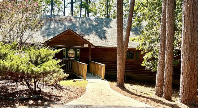 Lake view three bedroom, three bath Harbor North luxury cottage with private hot tub overlooking Lake Ouachita. by RedAwning, Boek Vakantiehuis Hotels in Missouri met zwembad, Zwembad