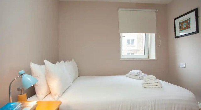 Gorgeous 2 Bed Flat in Historical Edinburgh, Забронировать Отель Отели Бротона 3 звезды, 3*