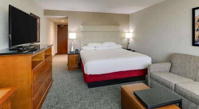 Четырёхместный номер Deluxe Drury Inn & Suites Phoenix Airport