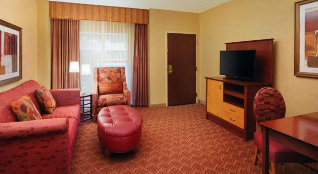 Четырёхместный люкс Hearing Accessible c 1 комнатой Отель Embassy Suites by Hilton Charlotte Concord Golf Resort & Spa