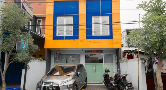 Losmen Family Syariah Bypass Juanda Mitra RedDoorz, Book Hotel Hotels in Sedati with Parking, Parking