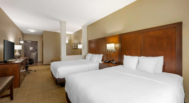 Четырёхместный люкс Comfort Suites West Omaha