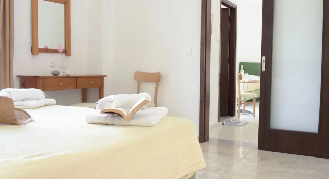 Трёхместный люкс с видом на бассейн Archontiko Hotel