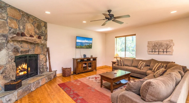Large 4br W/ Pool, Fenced Backyard - Bike To Beach 4 Bedroom Home, Забронировать Дом для отпуска Коттеджи South Lake Tahoe Area, Коттедж