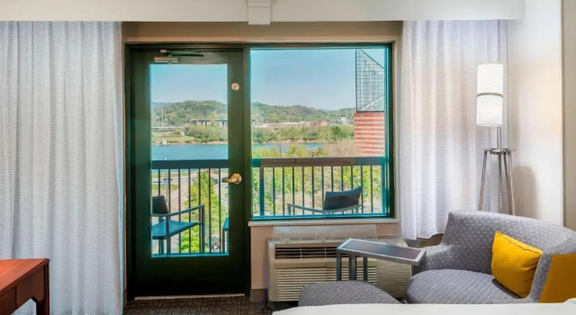 Четырёхместный номер Standard с балконом Courtyard by Marriott Chattanooga Downtown